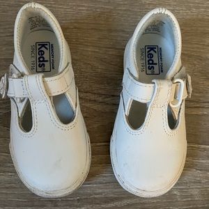 Sneakers used white